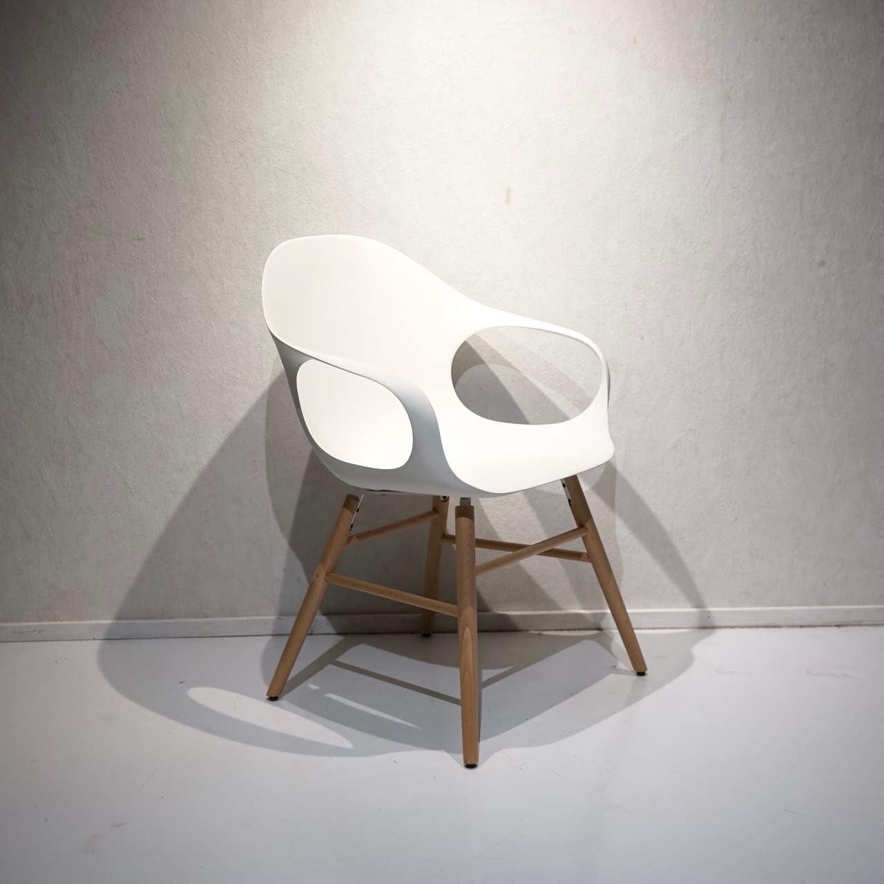 カッシーナ取り扱い KRISTALIA クリスタリア ELEPHANT エレファント アームチェア ダイニングチェア 椅子 ホワイト モダン 北欧 ナチュラル