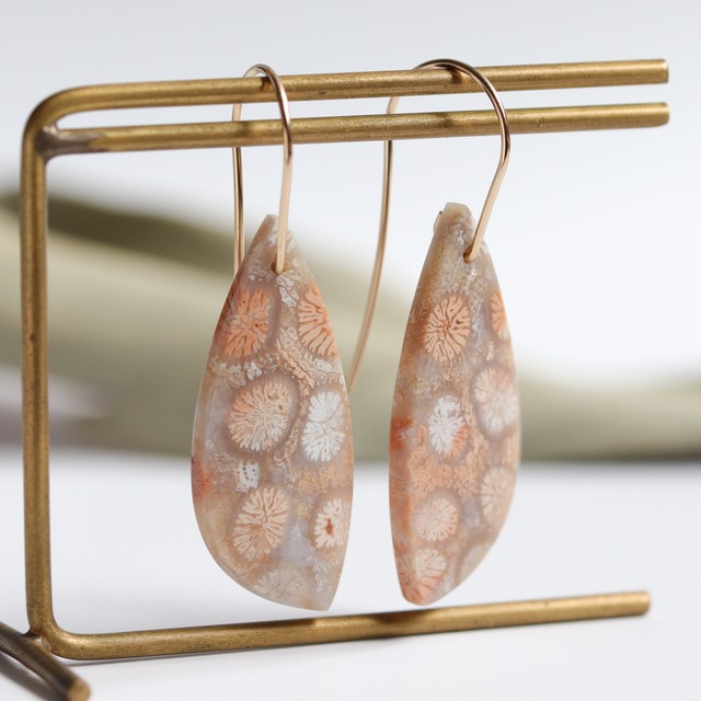 時間を纏う・花模様の天然石ピアス｜フォッシルコーラル 菊目石 ピンクベージュ 一点もの 14kgf 大人 上品 金属アレルギー対応