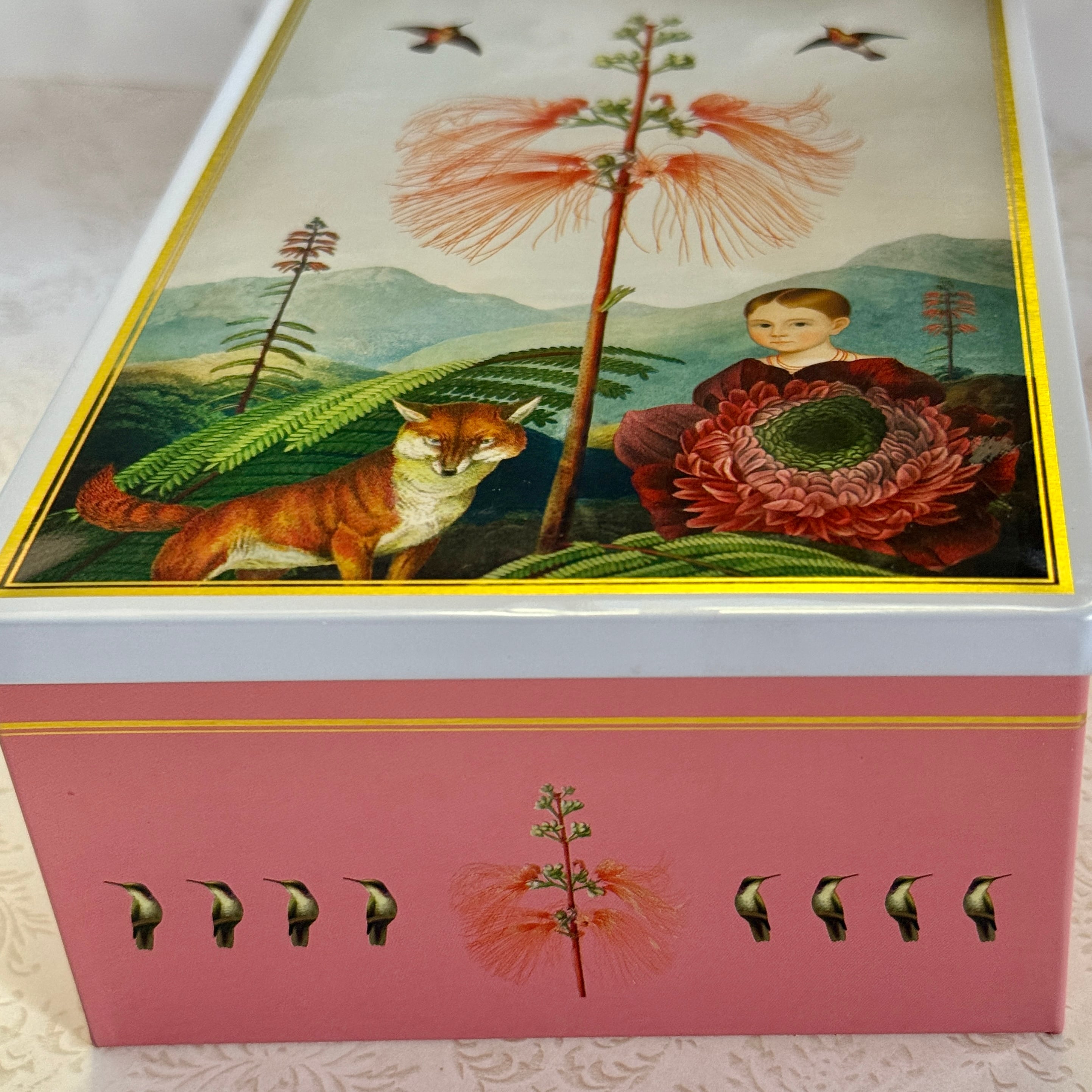 ラ・サブレジエンヌ】角缶2種アソート／ 少女とキツネ（ラズベリー