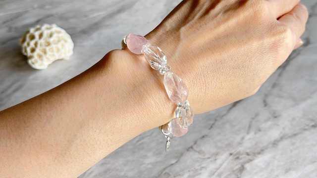 ラフロックローズクォーツと淡水パールのデザインブレスレット✧不思議のメダイ✧チャームブレスレット