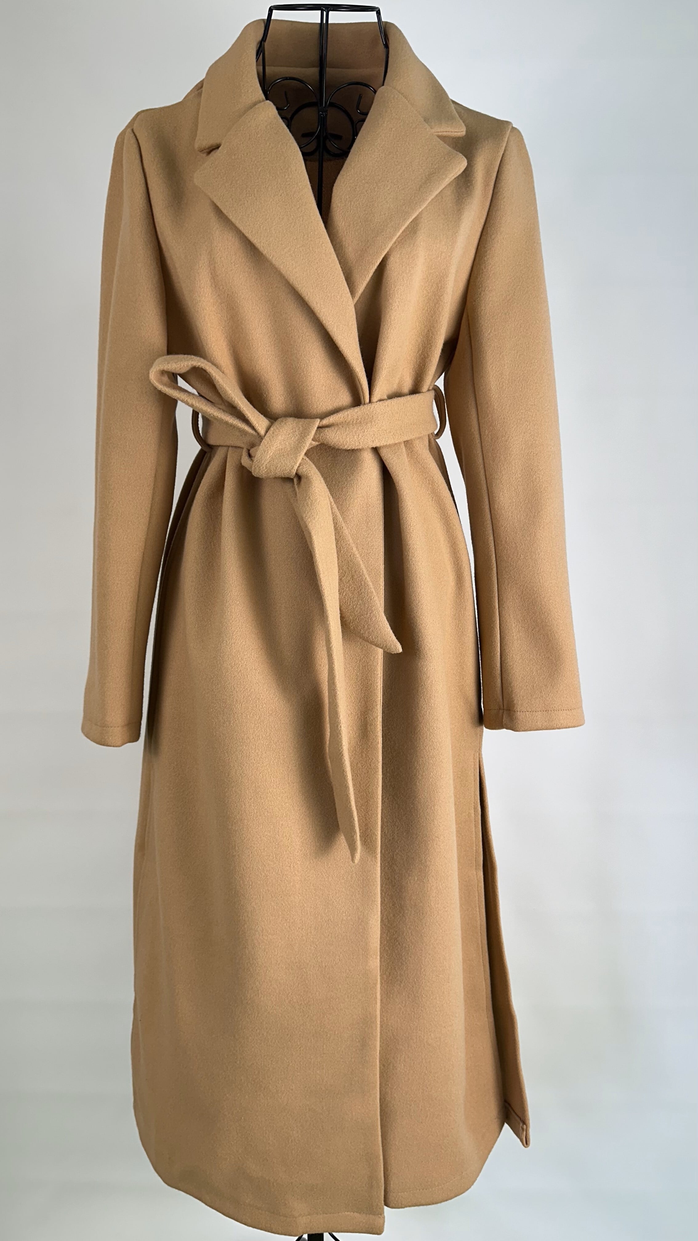 レディースキャメルテーラードロングコート、ボタンなしベルトで絞る