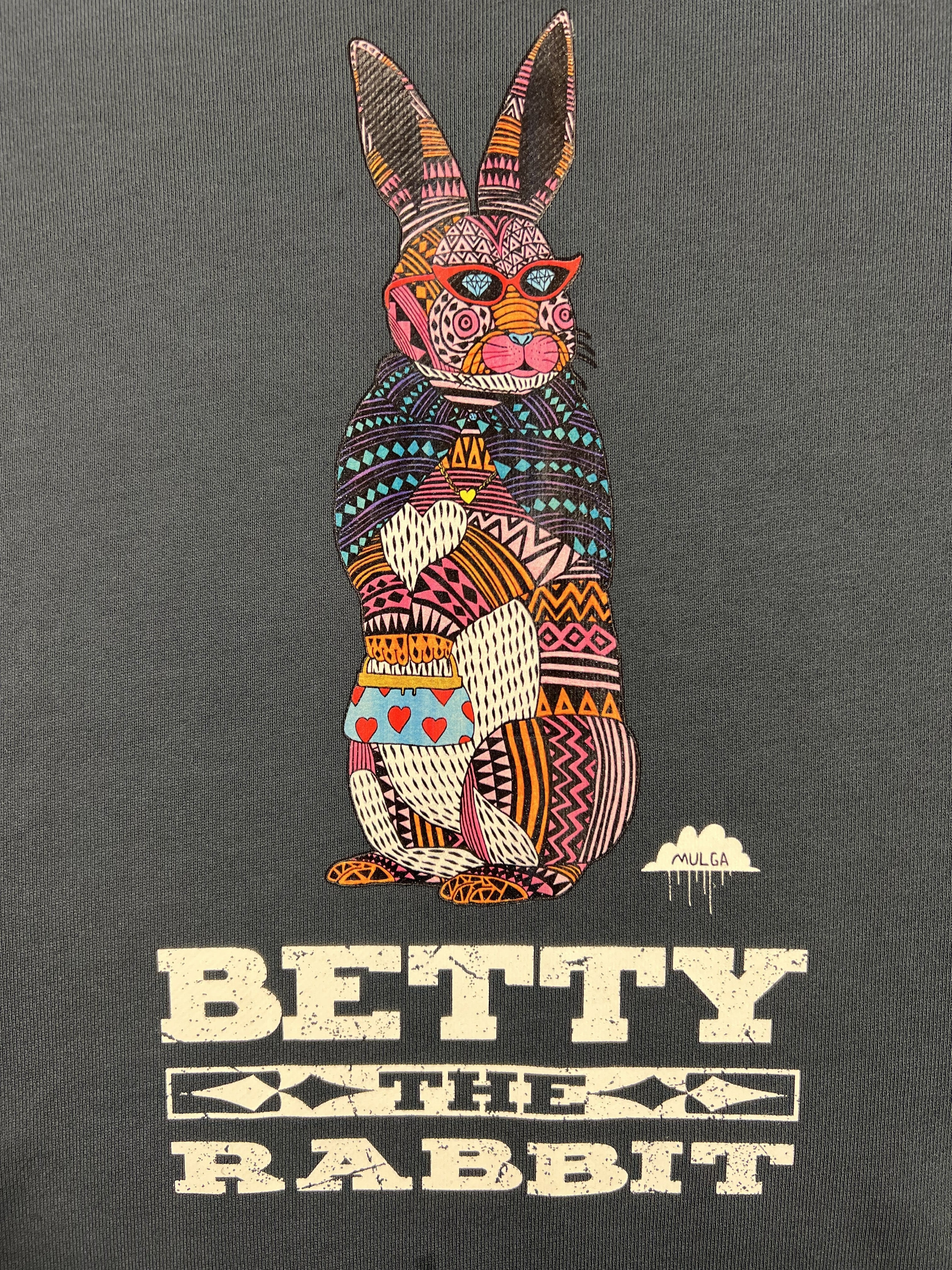 スウェット/Betty the Rabbit_ダークグレー | MULGA THE ARTIST ASIA