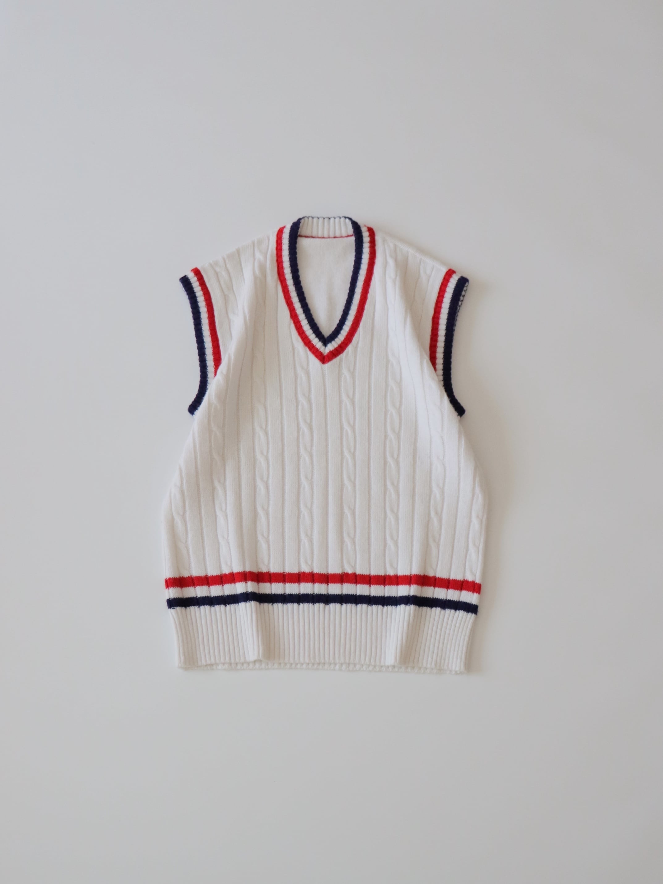 ●tricolor color college knitted vest