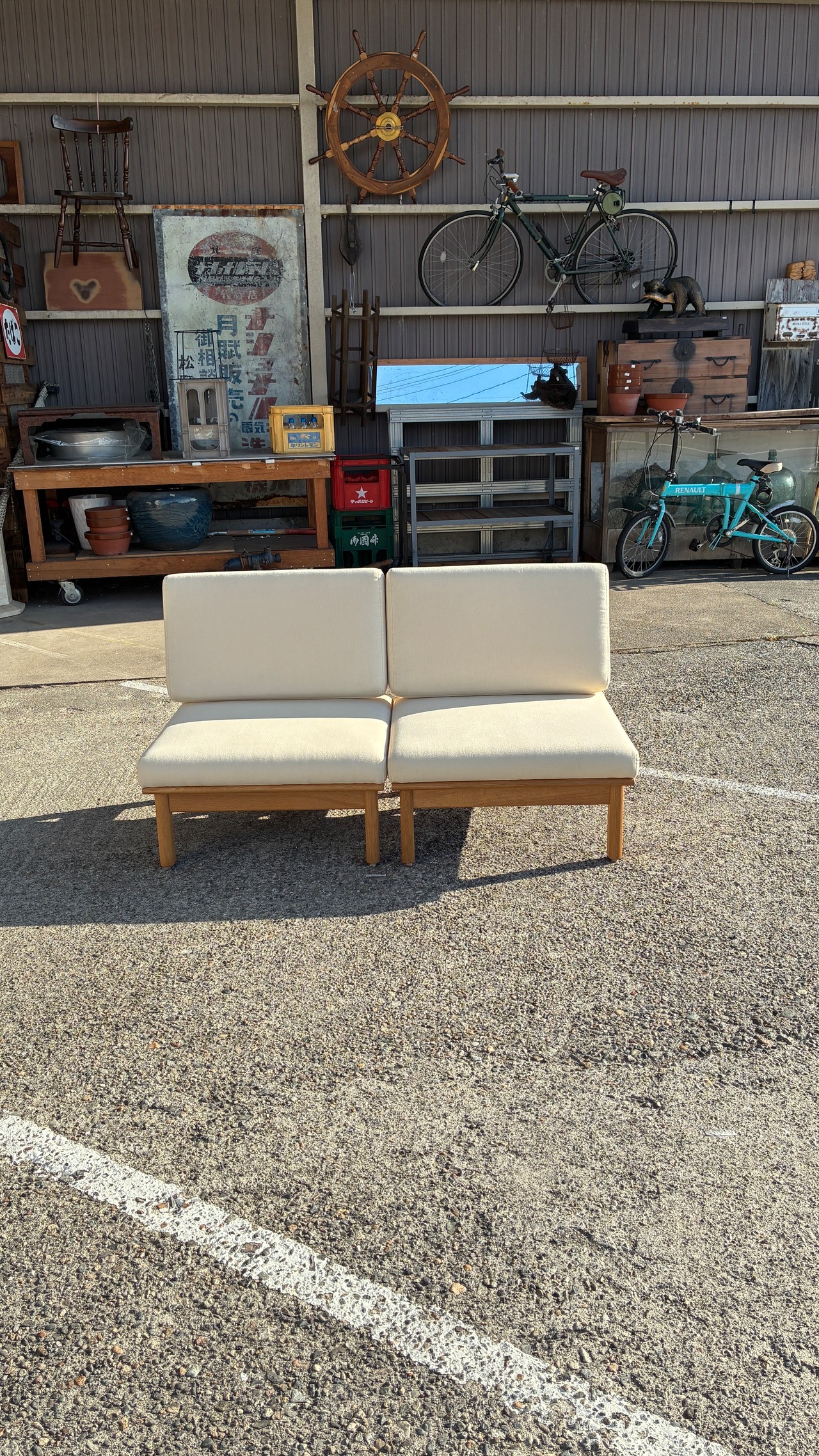 ベージュのアームレス一人掛けソファ②