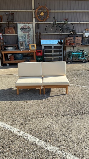 ベージュのアームレス一人掛けソファ②