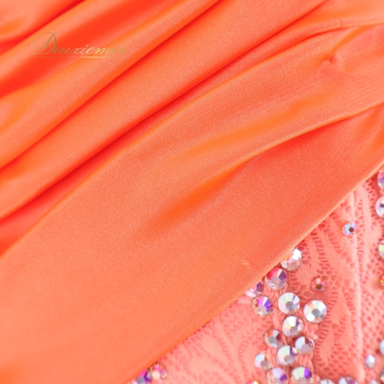 社交ダンス 衣装 スタンダードドレス ワンピース ドレス スタンダード フロート 羽 レース フリル デモ 競技 蛍光 サーモンピンク オレンジ 発表会 パーティ ピンク系 オレンジ系 フロア映え 揺れる装飾 おしゃれ 女性らしい ステージ用 ダンス衣装 社交ダンスイベント 競技用ドレス