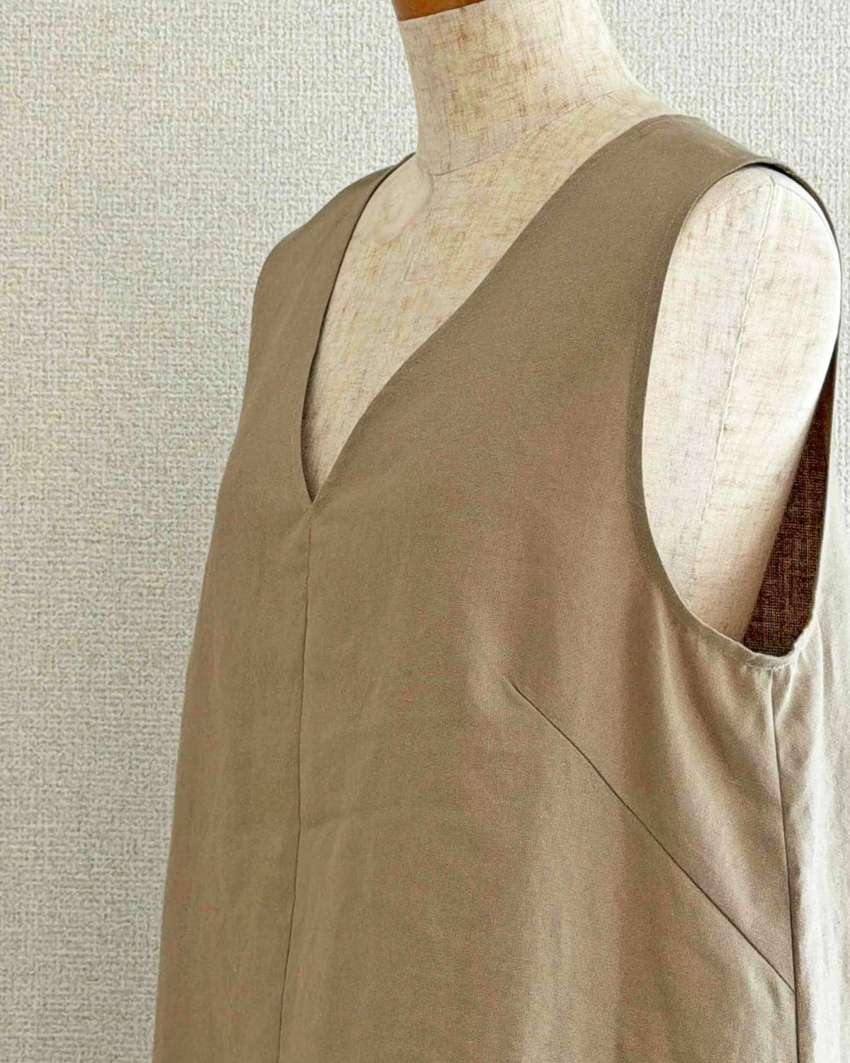 麻（ラミー）100％ VネックAラインノースリーブワンピース【日本製