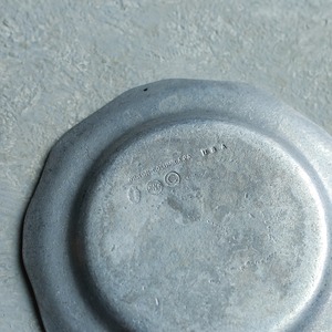 シルバーに輝く、ピューターのお皿