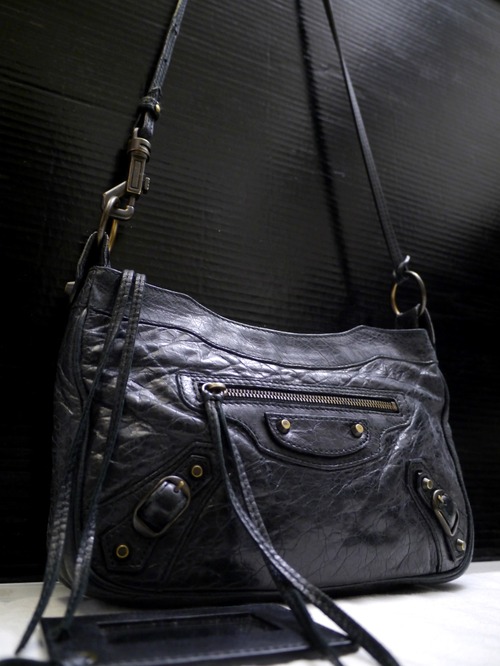 ◆BALENCIAGA バレンシアガ クラシックヒップ 男女可 レザー ショルダー バッグ 黒◆ 合わせやすいクラシックラインのクロスボディモデル♪