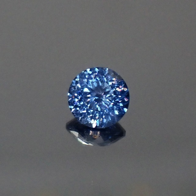 【Bright Brilliant Cut™️ “129 Facets” 】静けさに光る、やわらかな青 0.49ct 天然ブルーサファイア