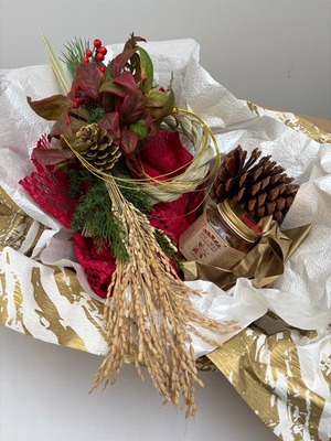 ギフトBOX【お正月のしめ飾り&May & Beesの純粋ハチミツ】