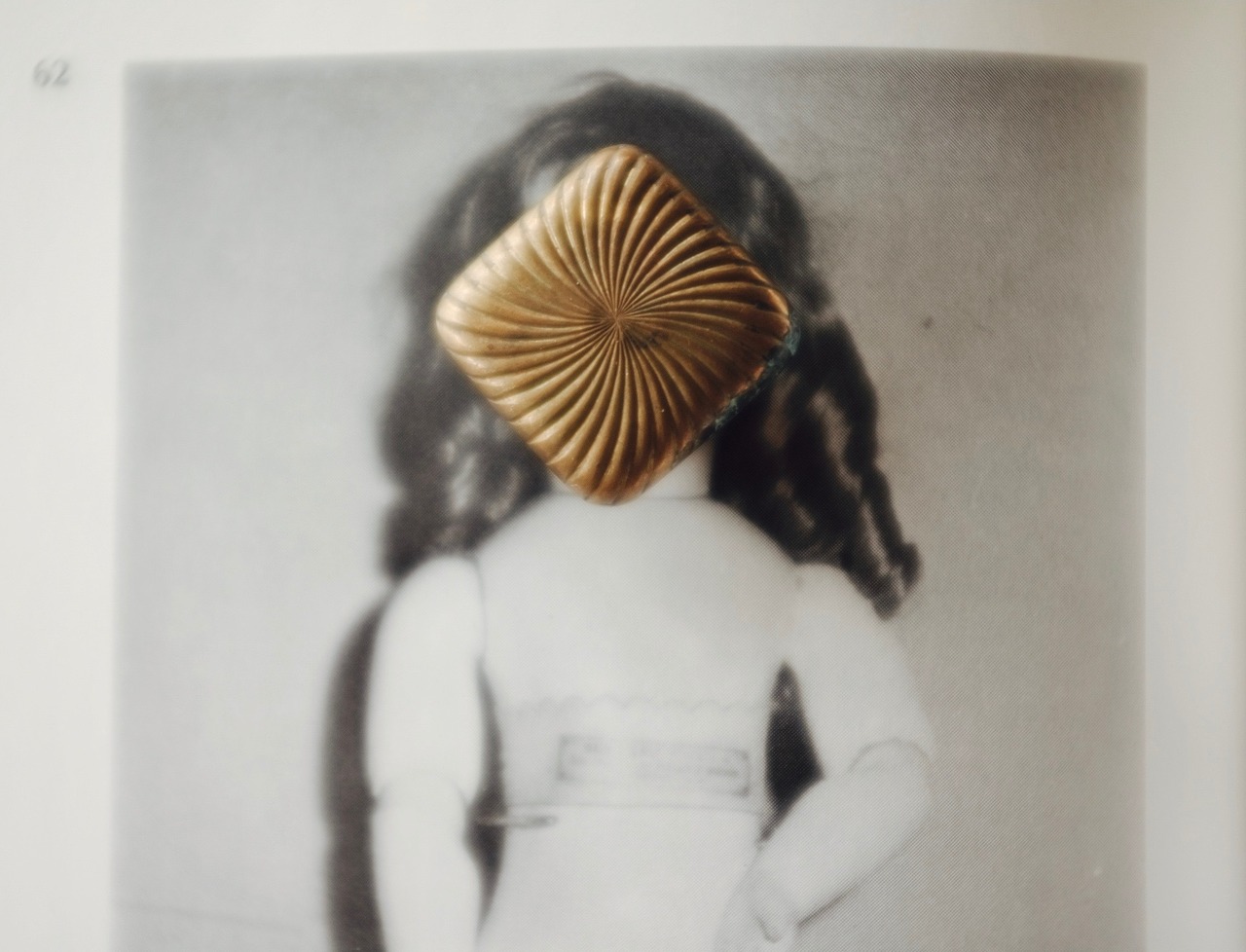 1900s フランス 菱形の渦巻きと真鍮ボタン アンティーク