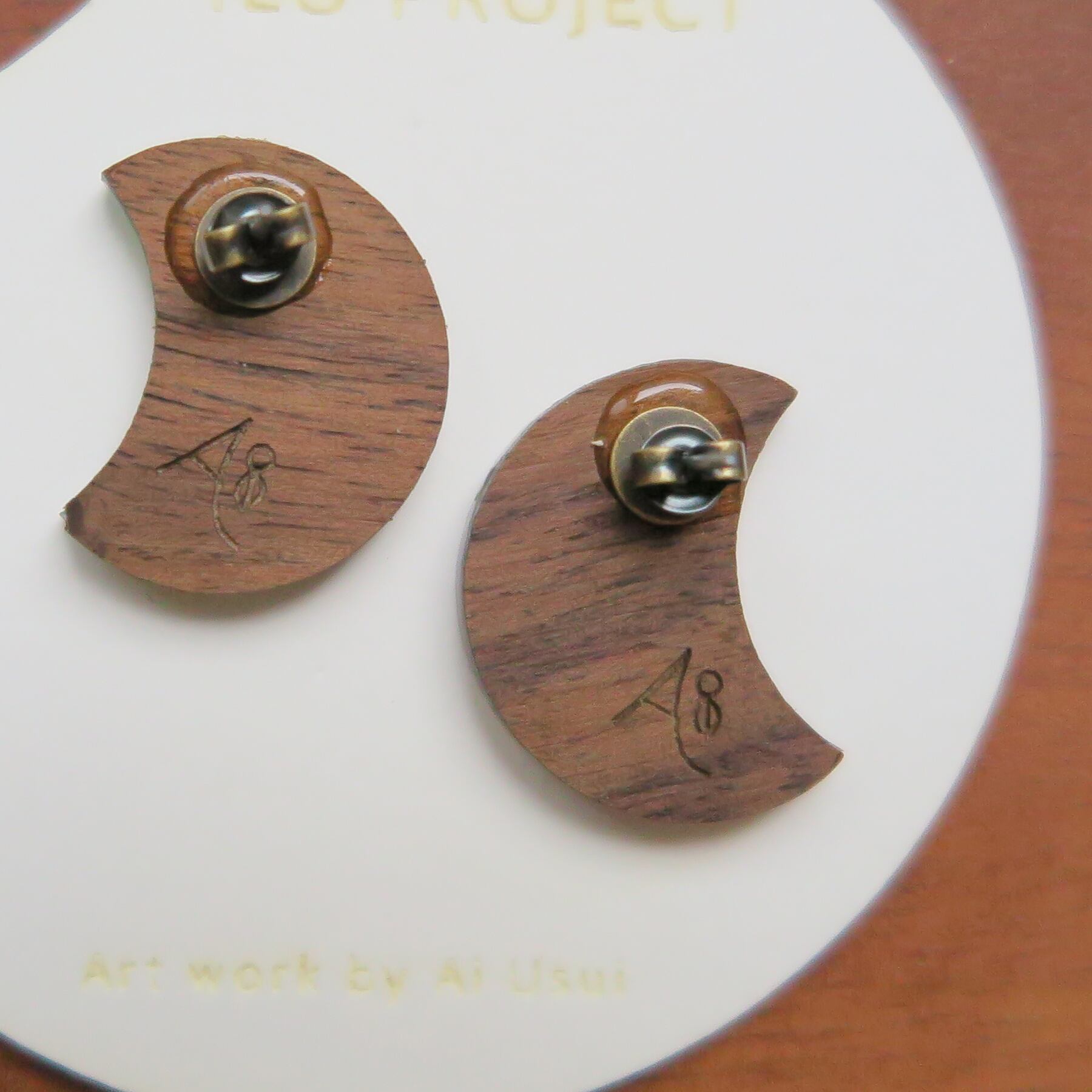 Ai Usui アクリル×ウッド ピアス 月-A | ILO PROJECT