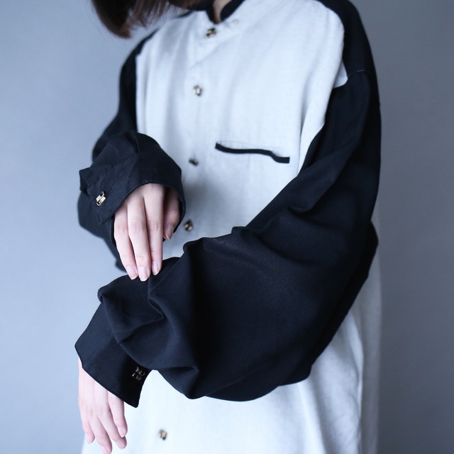 "black×white" bi-color switching and design button loose shirt