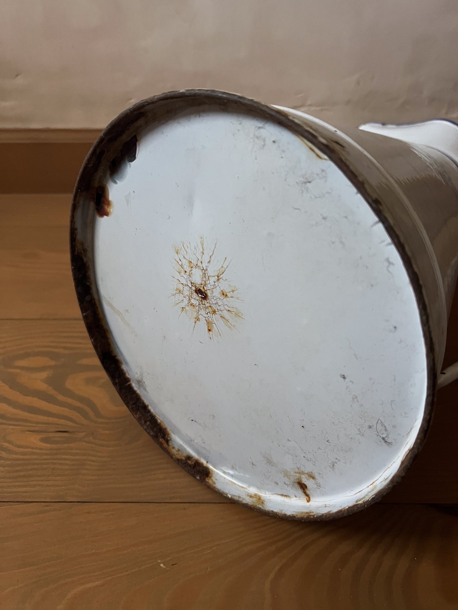 白地にブルーのラインが爽やかな大きめのホーロー製ジャグ フランスアンティーク ヴィンテージ