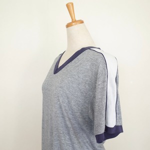 USA v neck line tee