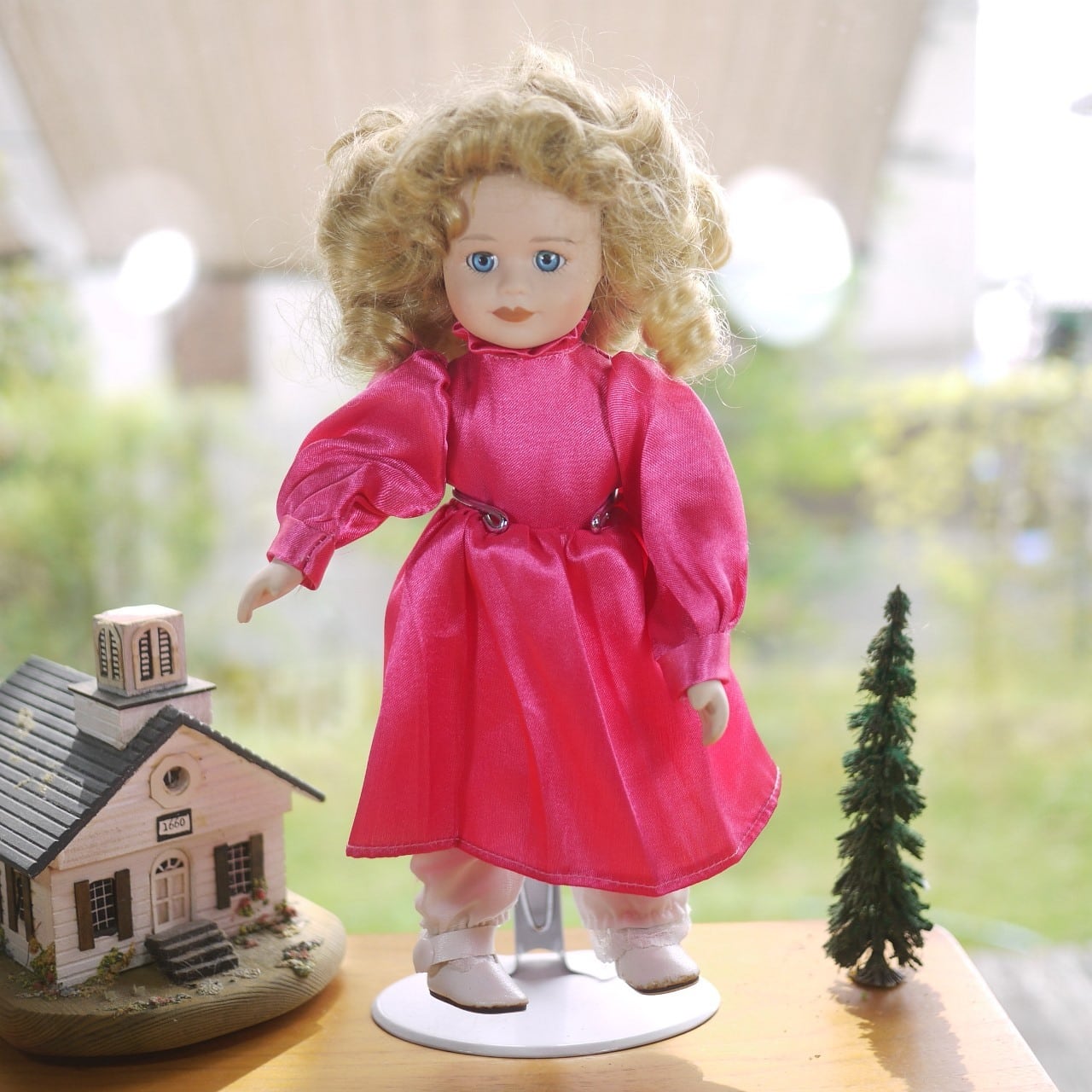 赤いドレスのビスクドール 赤いドレスのビスクドール アンティーク品 | アンティーク ベルベット