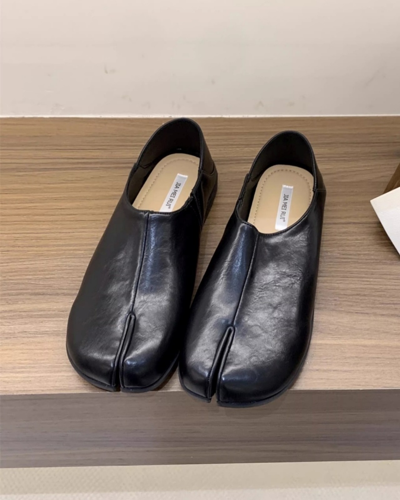 Split-toe flat Shoes L0102