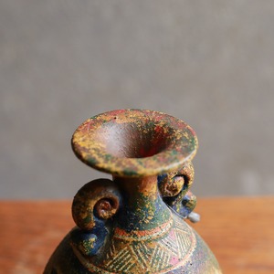 ギリシャからやってきた、個性的なフラワーベース 15