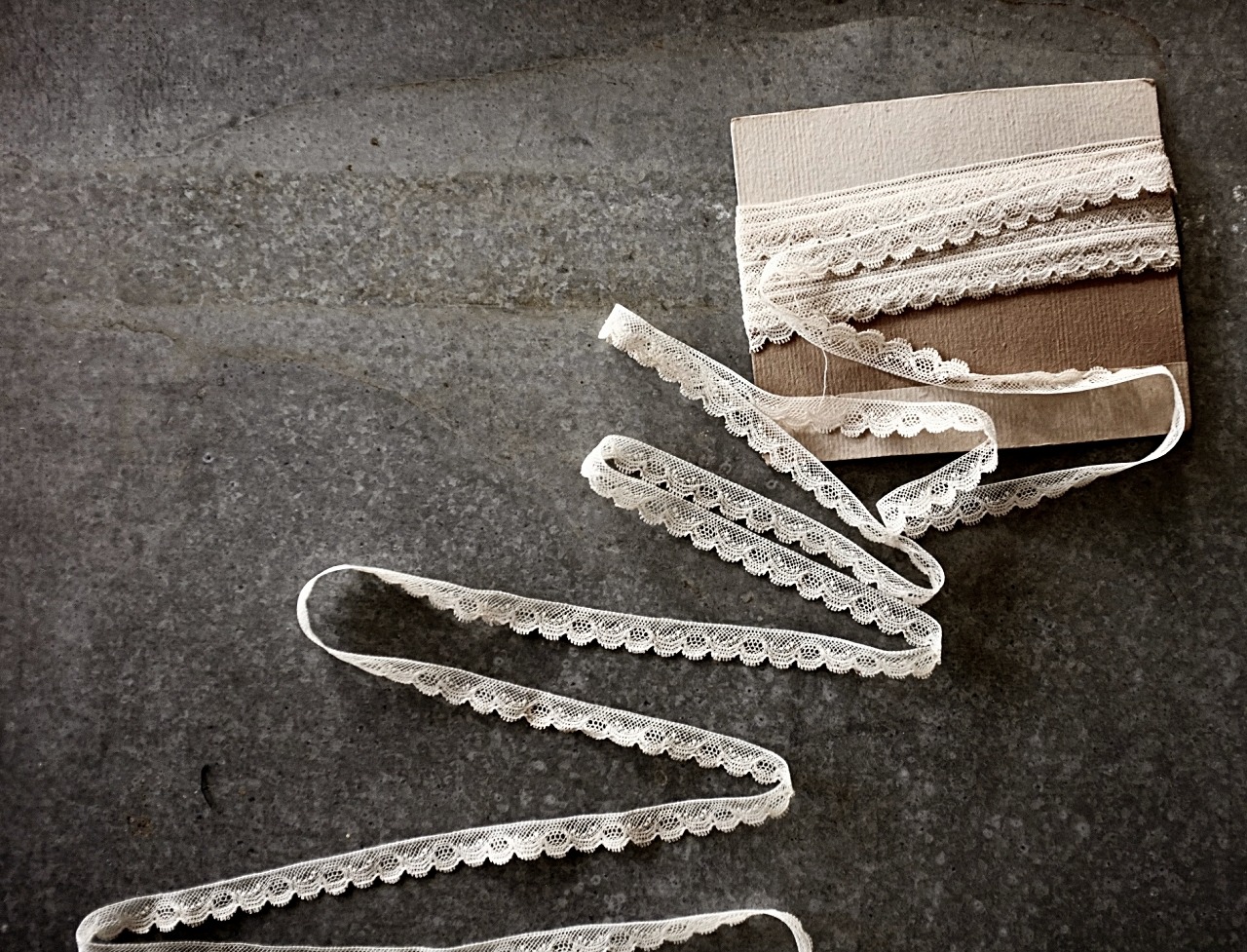 フランス 1900s 繊細な白の果実とアンティークレース 100x1.5c ヴァレンシエンヌ br102mn