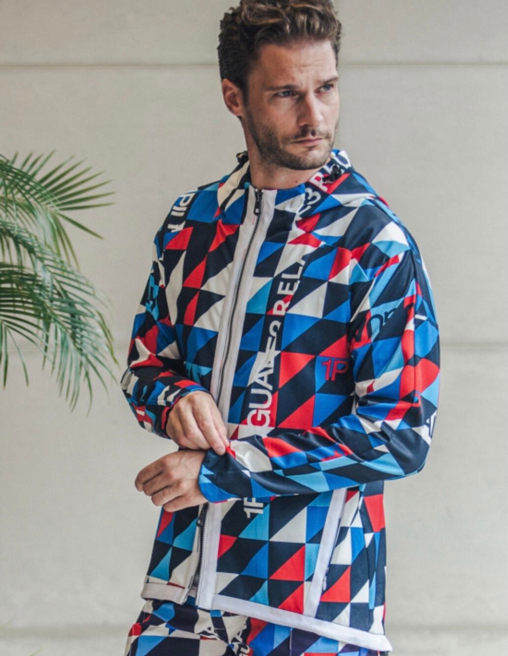 1PIU1UGUALE3 RELAX(ウノピゥウノウグァーレトレ)4wayストレッチ総柄パーカー(レッド/ブルー)