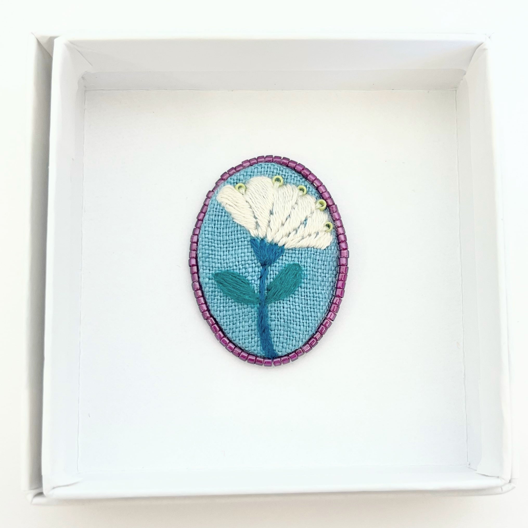 ビーズで飾った草花のミニ刺繍ブローチ【botanical】#332 | j.couture