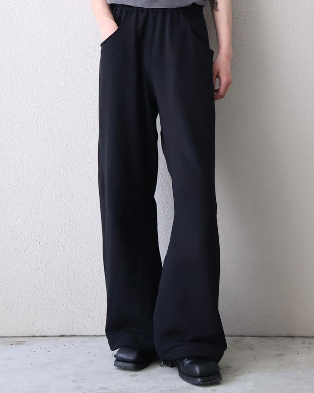 【+(Plūs)】Wide silhouette seam sweat trousers black