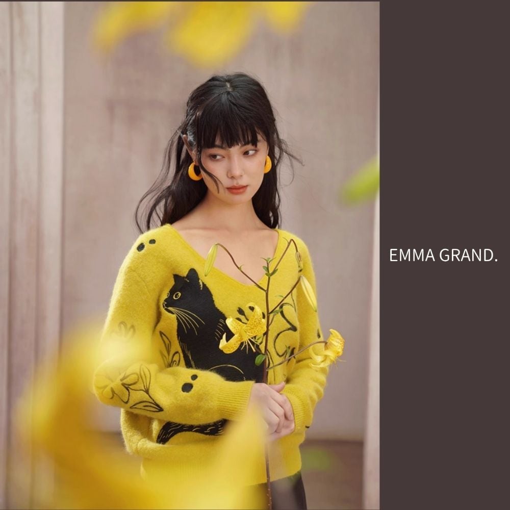 陽だまりに佇む黒猫のニットトップス E00607 | EMMA GRAND