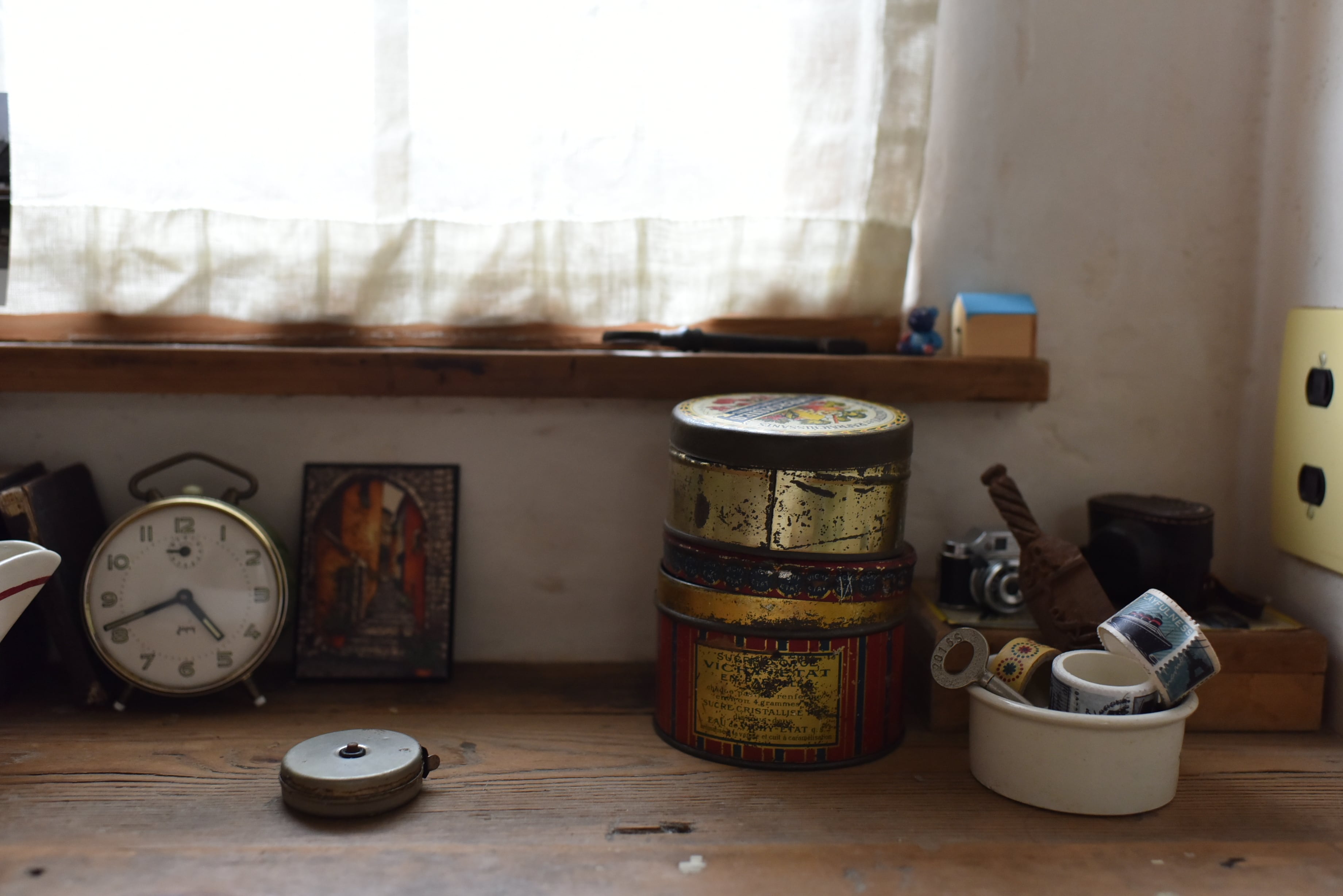 可愛い文字が入った丸いVichy-Etatティン缶 フレンチアンティーク