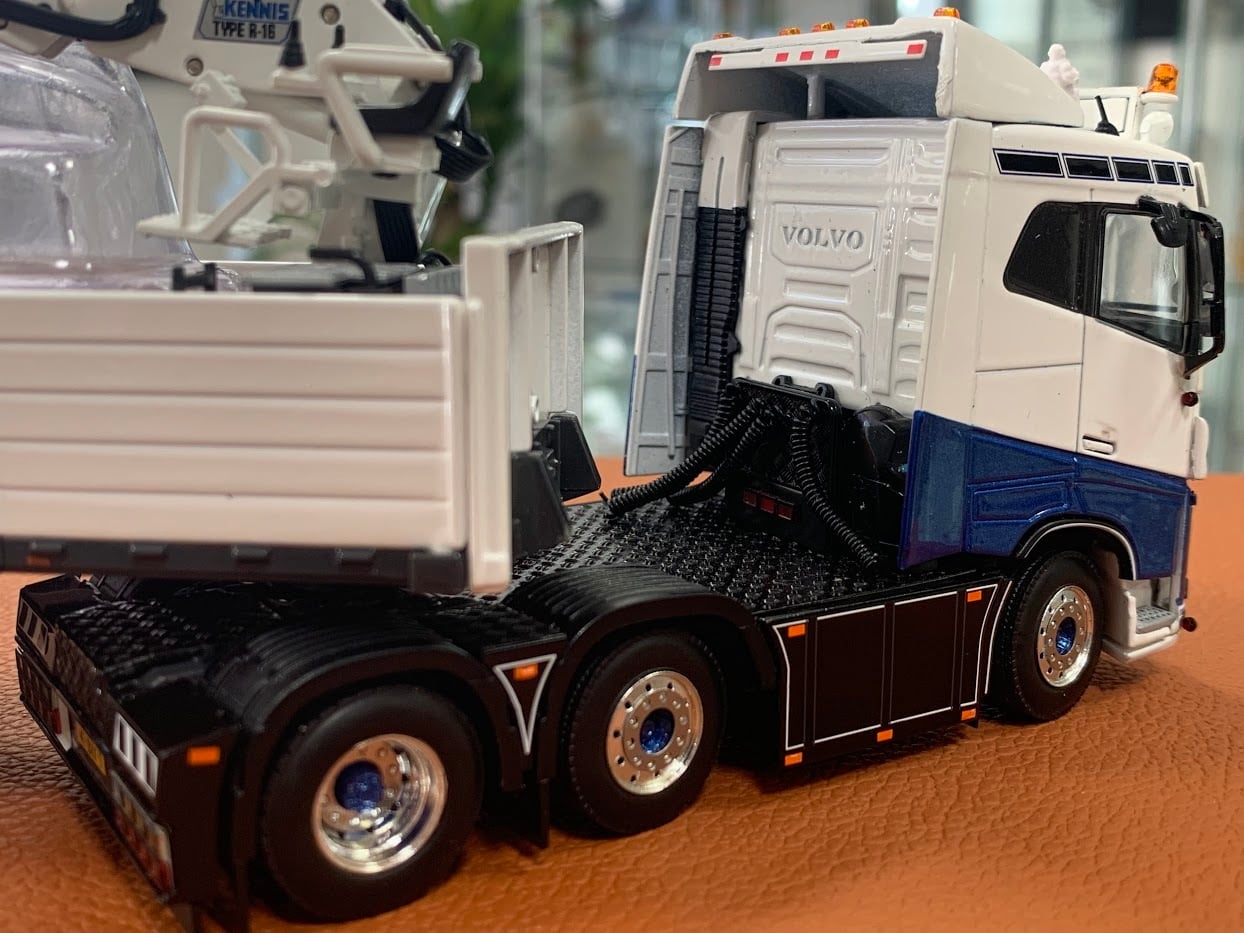 WSI 1/50 VOLVO FH 4 SLEEPER CAB 6X2 TWINSTEER BRICK TRAILER WSI 1/50 VOLVO FH 4 SLEEPER CAB 6X2 TWINSTEER BRICK TRAILER