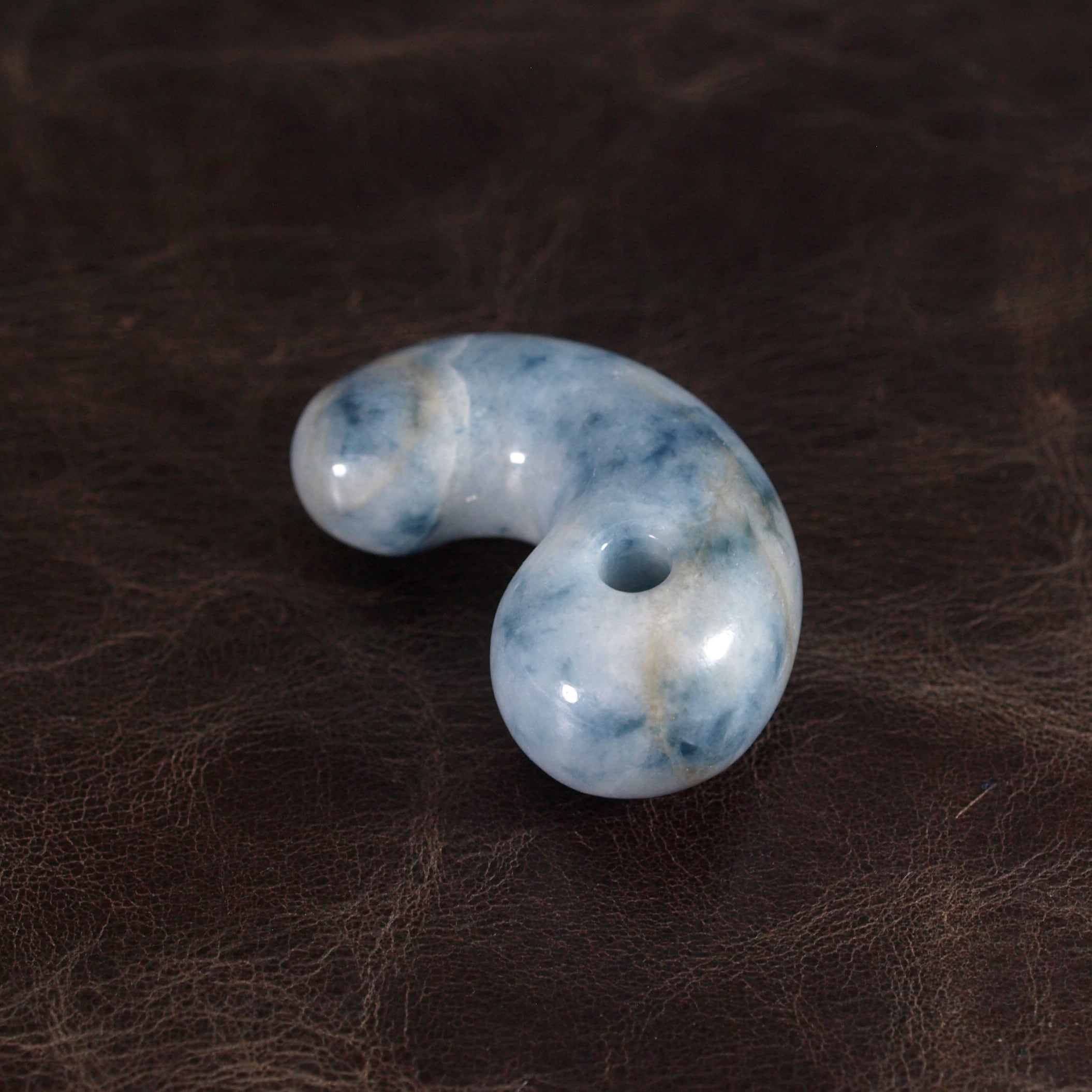 糸魚川翡翠 コン沢 青翡翠 勾玉 14.4g Itoigawa Blue Jadeite magatama
