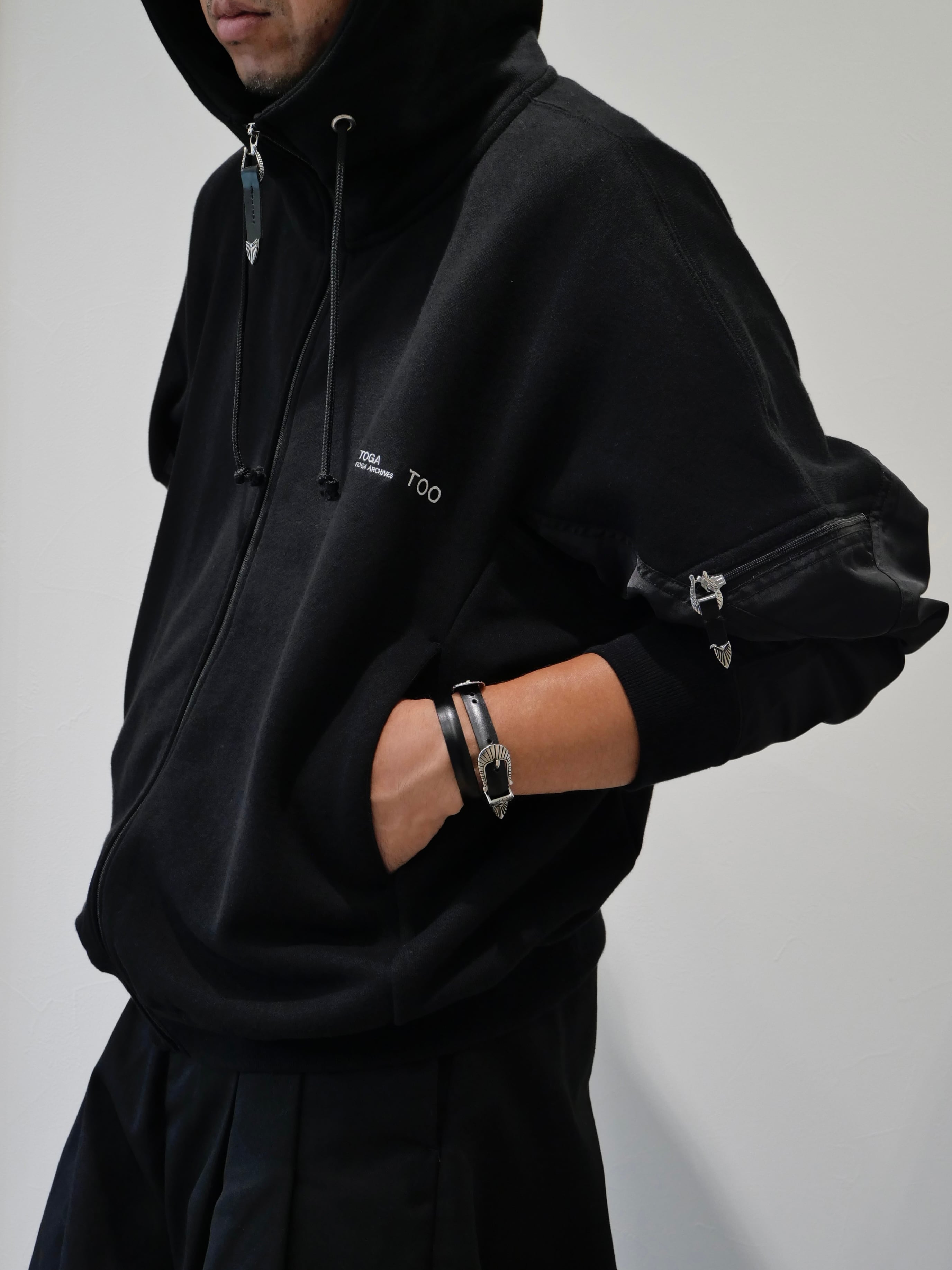 TOGA TOO DOUBLE BUCKLE LEATHER BANGLE | CONSTRUCT1