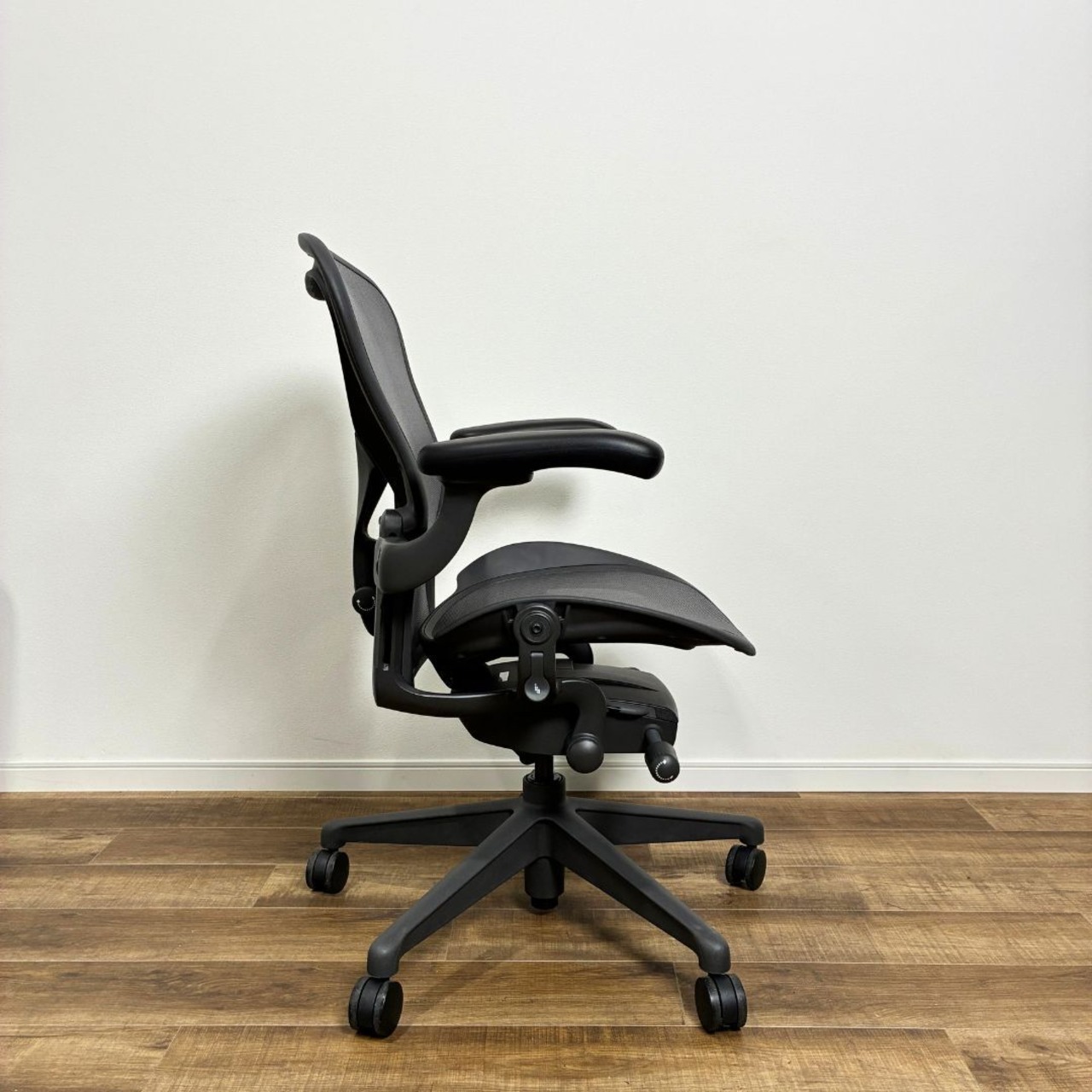 【2025年製】Herman Miller Aeron chair ハーマンミラー アーロンチェア リマスタード Bサイズ フル機能 グラファイト ポスチャーフィット オフィスチェア ALPG1 G1 G1 BB BK【中古】【YCサイズ】