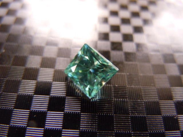 ダイヤモンドの置物（緑） モアッサナイト ダイヤモンド 希少カラー・ICEブルー 1．50ct