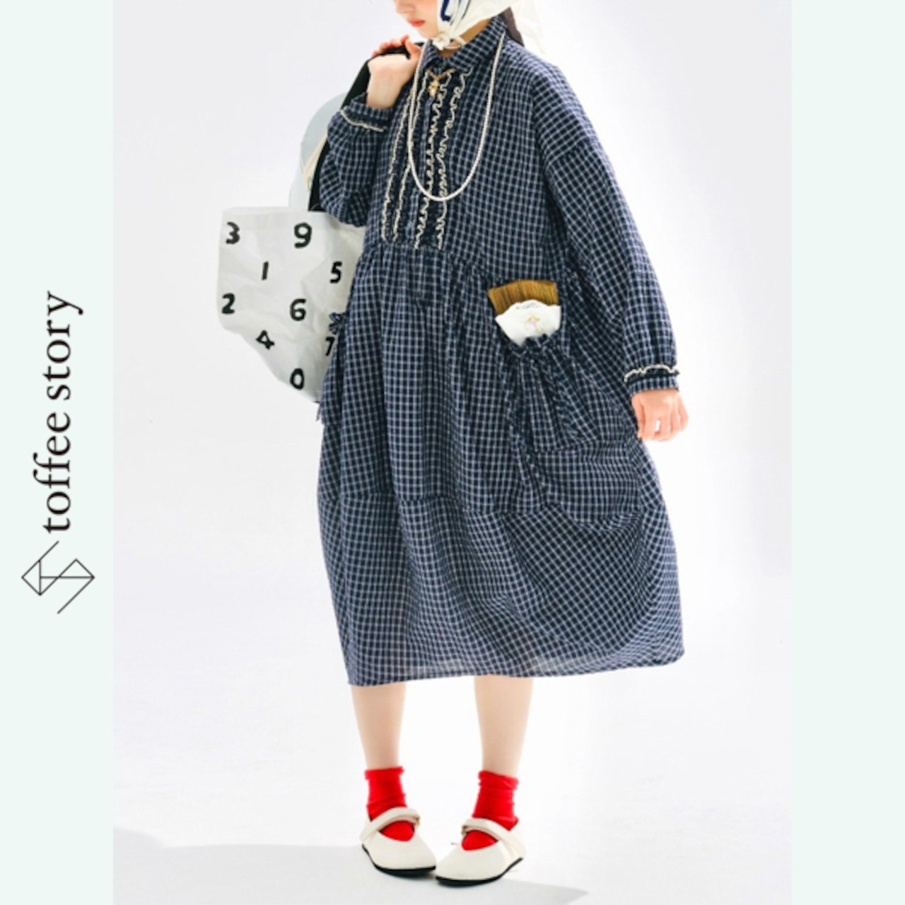 ぽわんと丸い、秘密の青ワンピ《i0724》