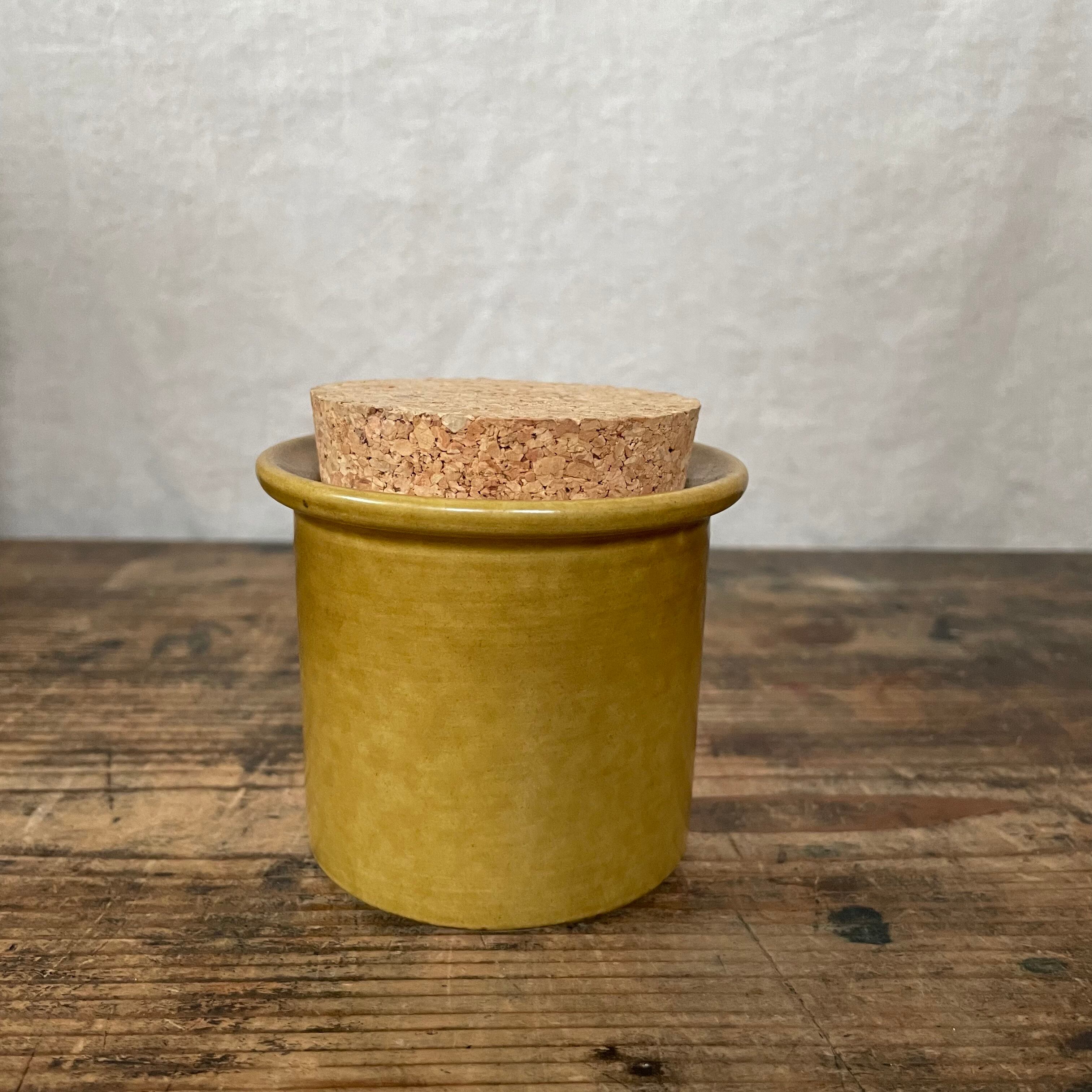 山吹色のスパイスボトル