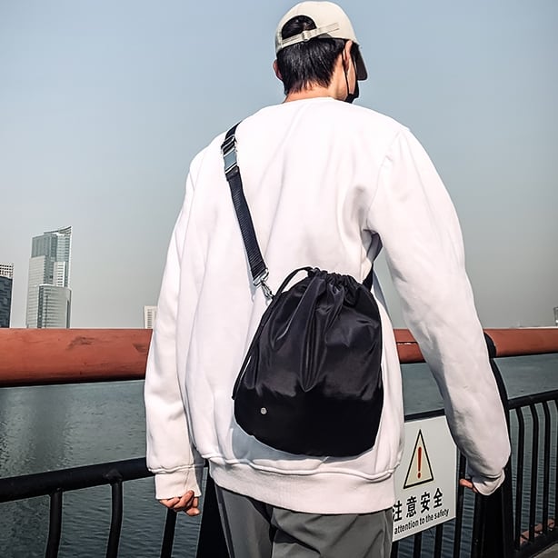 【予約販売】ショルダーバッグ メンズ シンプル ミニバッグ ブラック 黒 巾着 斜め掛け メッセンジャー スマホショルダー 防水 旅行 トラベル こなれ感 お洒落 韓国 トレンド