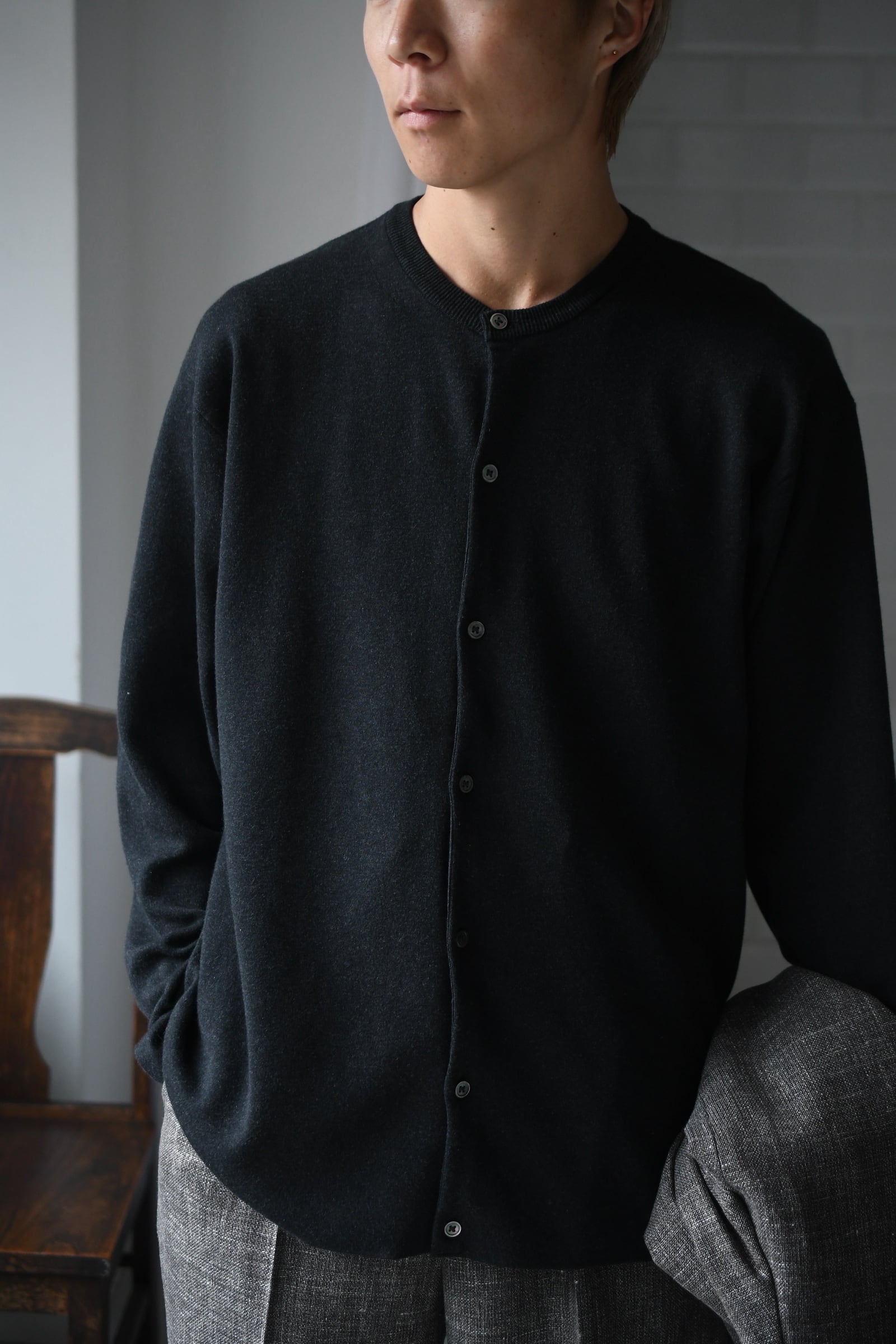 BATONER / 32G SMOOTH KNIT CREW NECK CARDIGAN (Melange Black) | nariwai