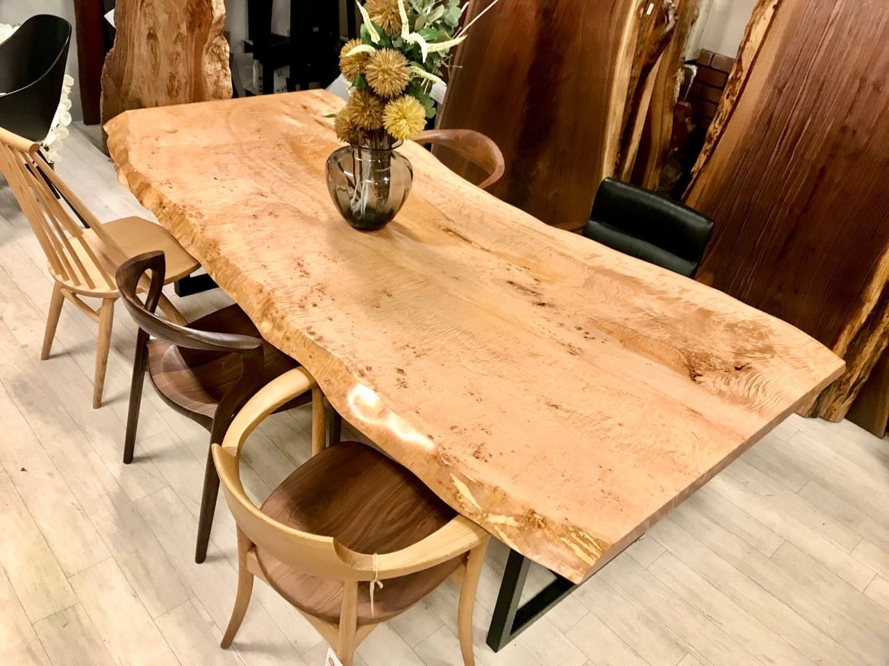 魚鱗杢】栃（トチ）_2350×880‐980-1020×52_浅草本店_テーブル天板/一枚