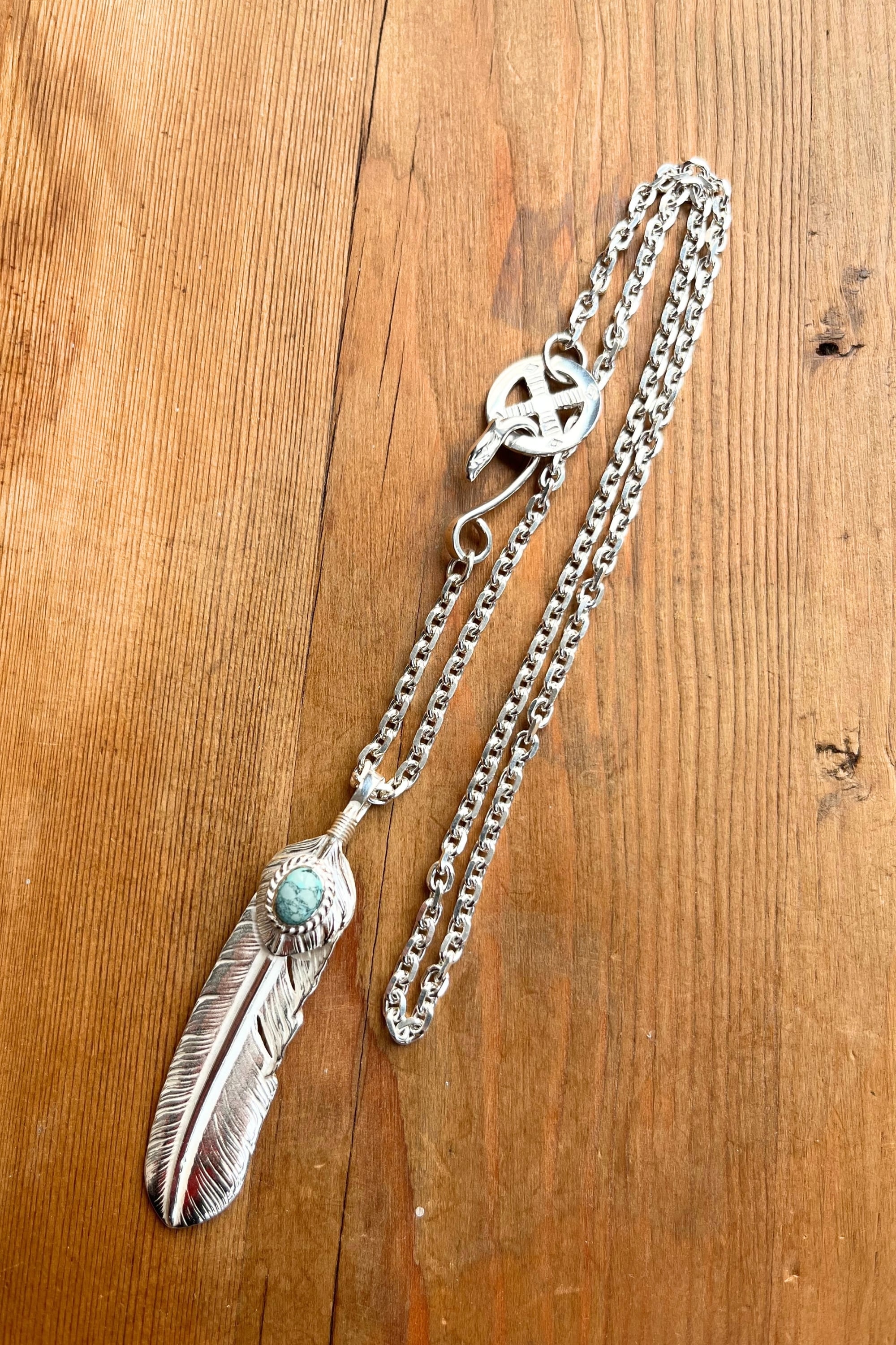 【NEWカラー入荷！】上銀銀縄天然ターコイズ付き特大フェザー（右向き）