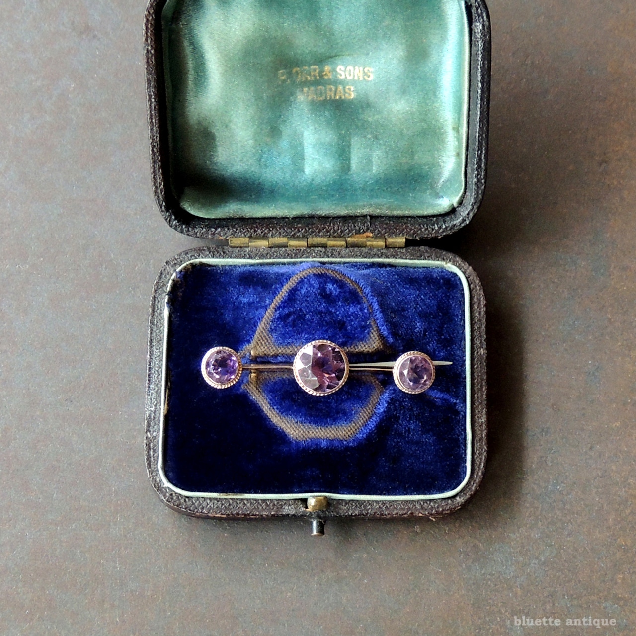 アンティークジュエリー 9ctゴールド 天然アメシスト 3連 バーブローチ (ソーティングメモ付)