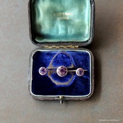 アンティークジュエリー 9ctゴールド 天然アメシスト 3連 バーブローチ (ソーティングメモ付)