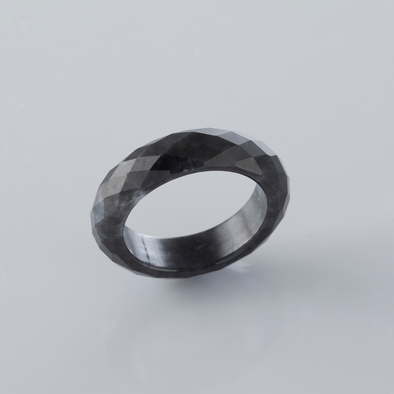 【12.5号 】ブラックのキラメキがカッコいい！黒翡翠甲丸リング black facetcut ring  A貨翡翠 jd_rg1413