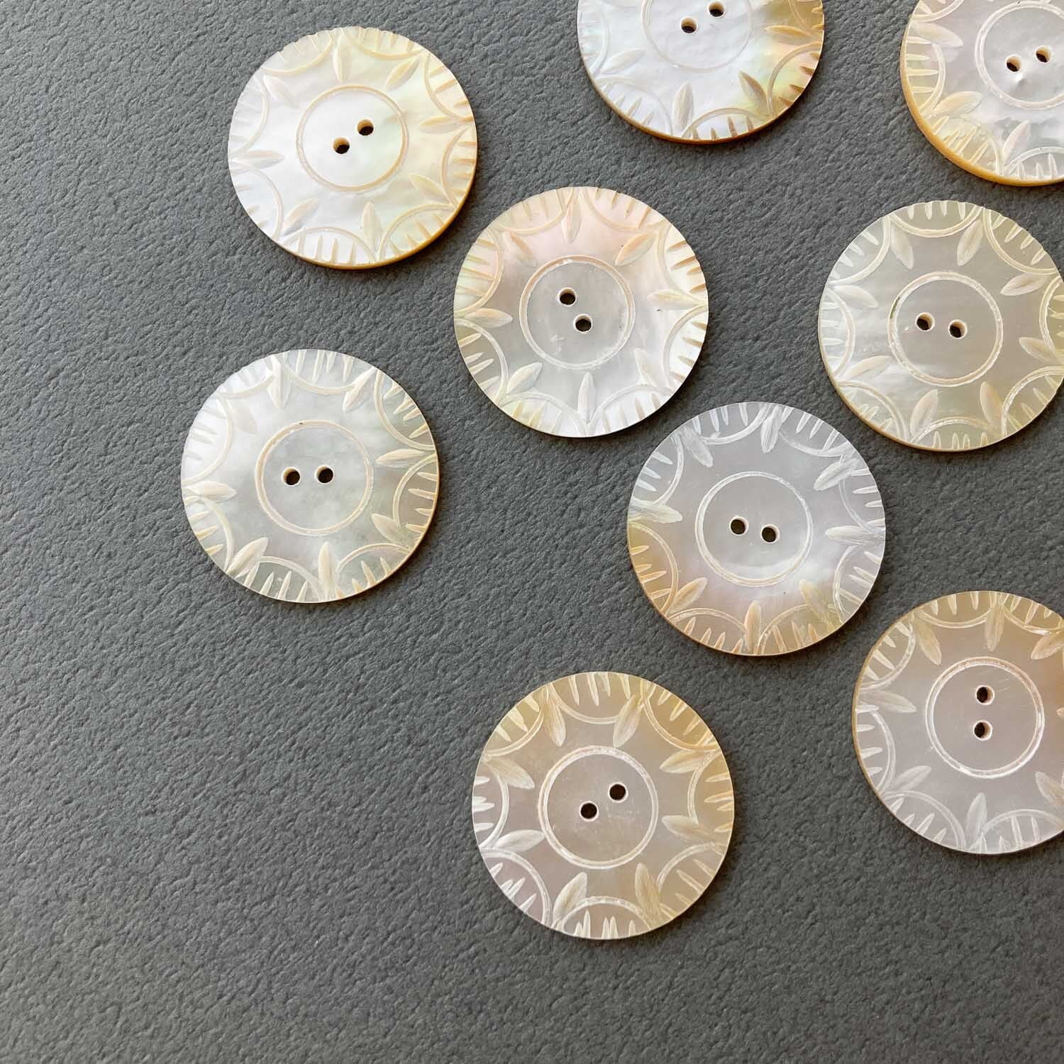 最終入荷〉模様入りラウンドシェルボタン（23mm） | Dua-アクセサリー