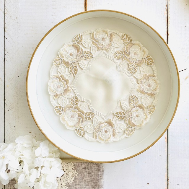 コード刺繍のドイリー