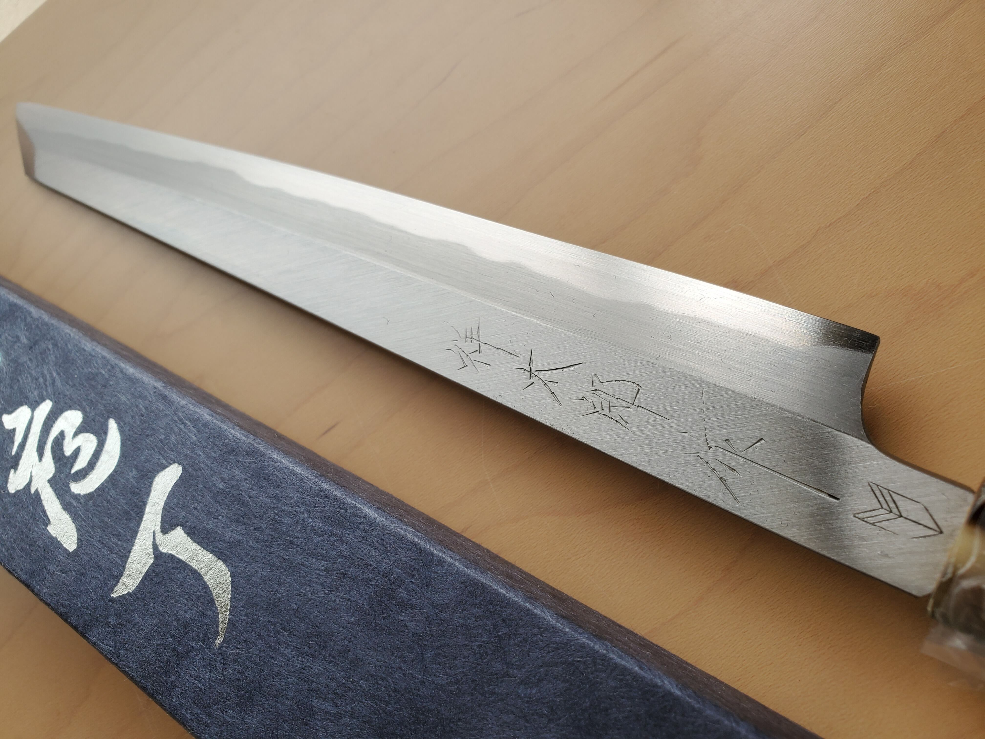 鍛冶 森永刃物（銘 祥太郎作）】柳切付け 霞 白2 8寸 白水牛角朴八角柄