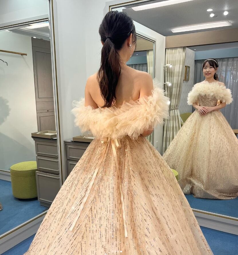 カラードレス オフショルダー シャンパン色 デザイン感 キラキラ  