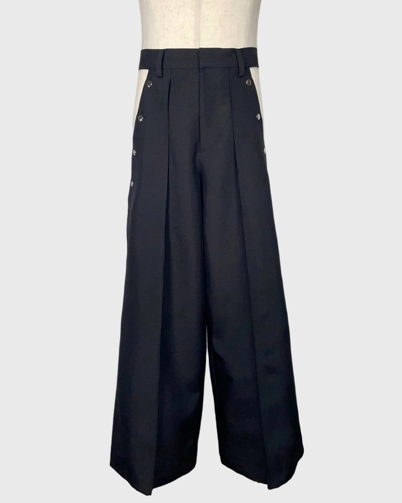袴風脇開きパンツ Hakama wide-legged pants with buttoned side