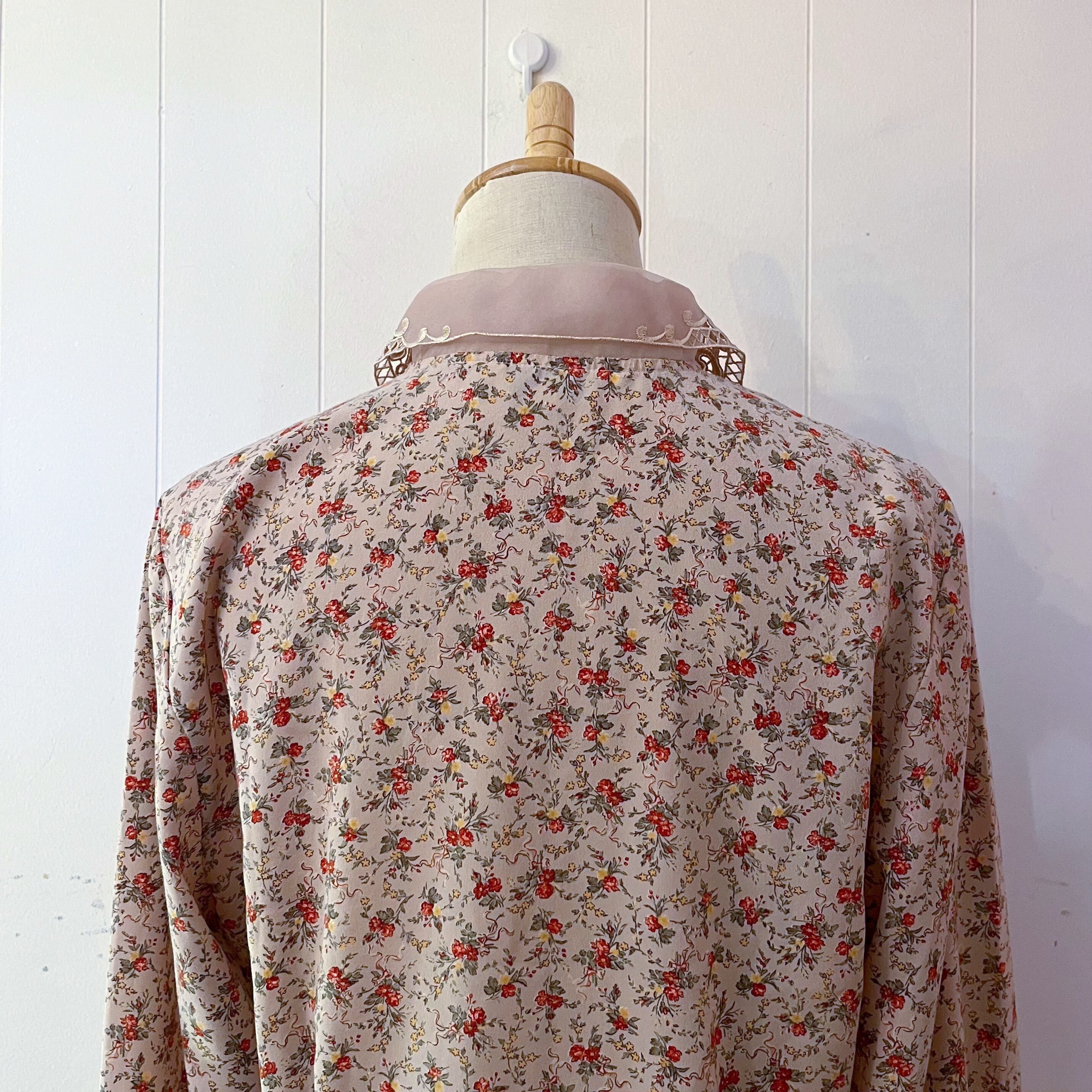 flower wood button blouse