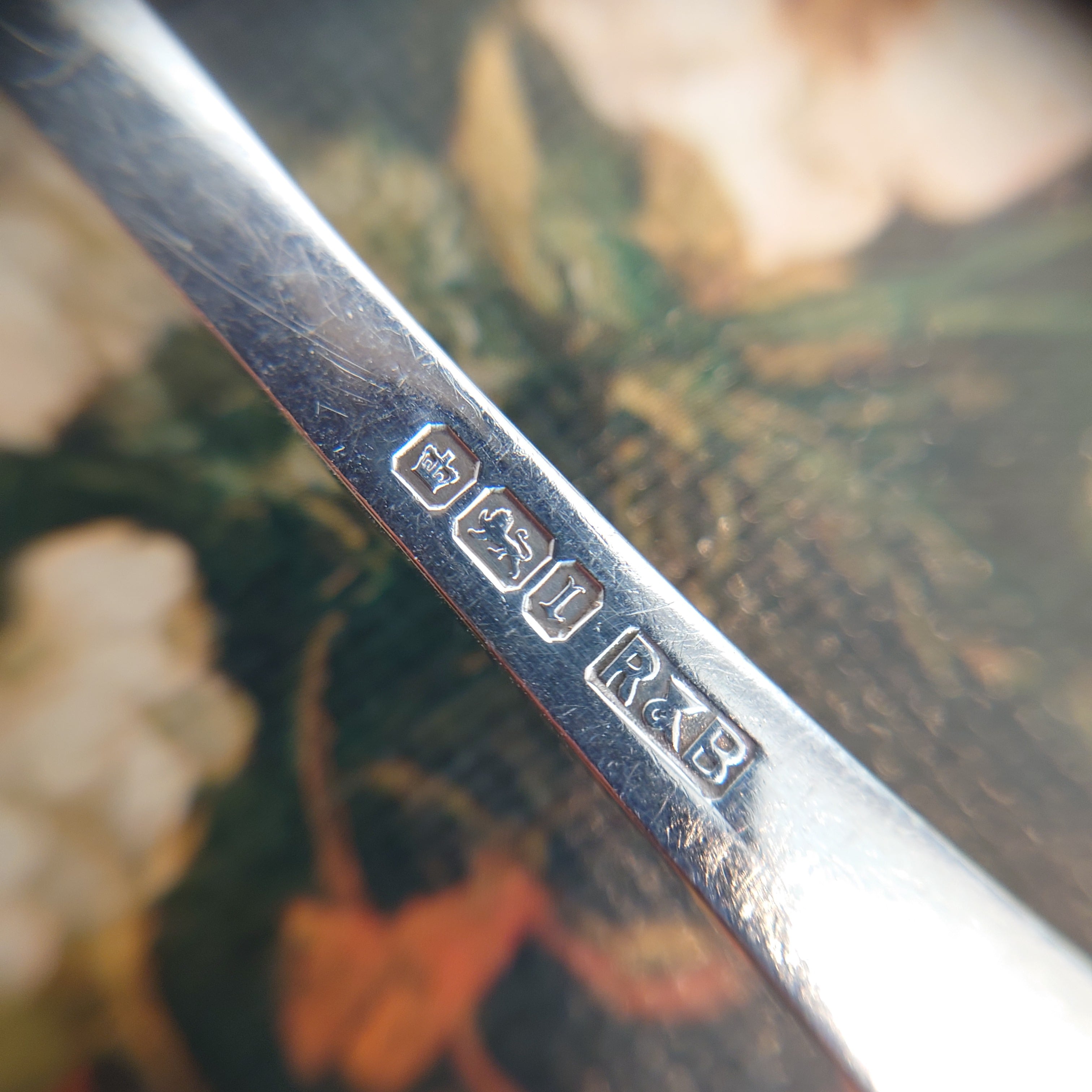 イギリス ピアッシング サービングスプーン 純銀製 58.8g